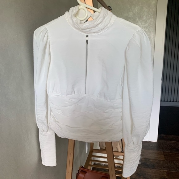 𝑮𝒊𝒓𝒍 𝒏𝒆𝒙𝒕 𝒅𝒐𝒐𝒓 𝒕𝒐𝒑 - Picture 6 of 8